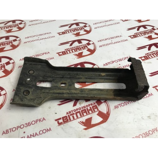 Кронштейн заднього бамперу нижній Kia Sorento 2002-2009 841513E000